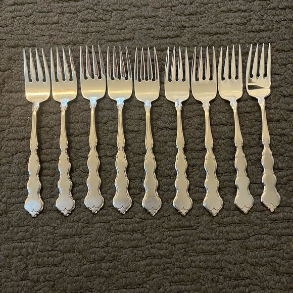 Oneida VALERIE Distinction Deluxe
Stainless Flatware Salad Forks (9) - Picture 1 of 6